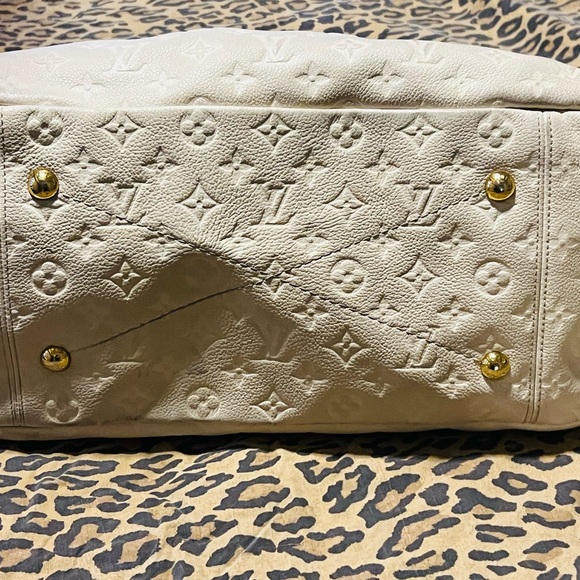 Louis Vuitton Artsy MM in White Monogram Empreinte leather - Picture 4 of 9